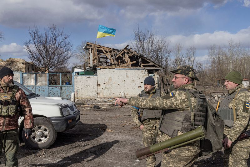 Quand les Ukrainiens récupèrent le matériel militaire abandonné par les  Russes • FRANCE 24 