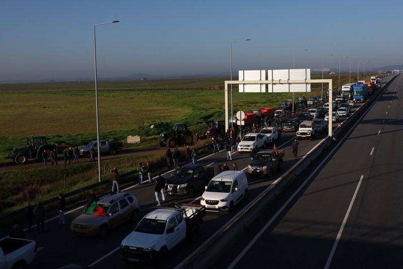 Portuguese farmers block roads leading to Spain using tractors as protests intensify – 01/02/2024