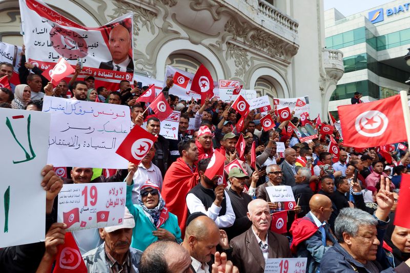 Hundreds of supporters of the Tunisian president demonstrate against “foreign interference”.